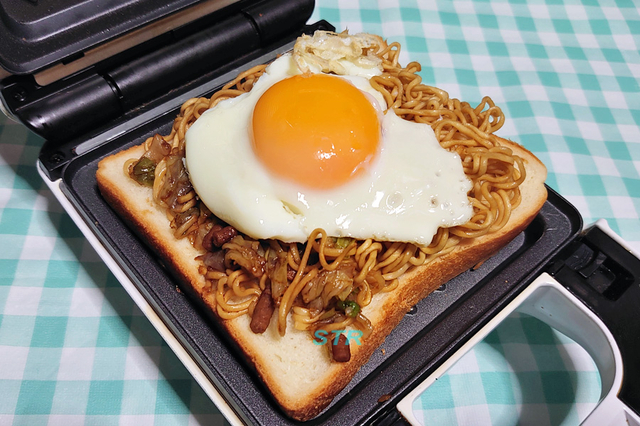 ホットサンドメーカーでソース焼きそばサンドを作る