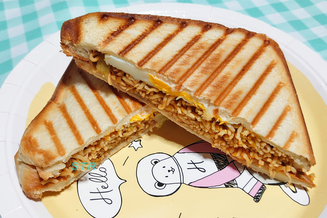 ホットサンドメーカーでソース焼きそばサンドを作る