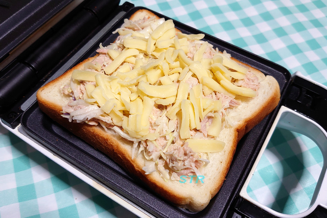 ホットサンドメーカーでチーズキャベツツナサンドを作る
