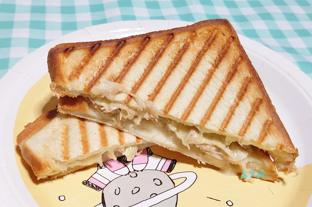 ホットサンドメーカーでチーズキャベツツナサンドを作る