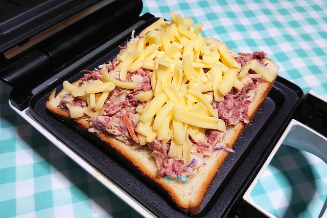 ホットサンドメーカーでコンビーフサンドを作る