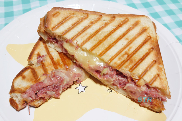 ホットサンドメーカーでコンビーフサンドを作る