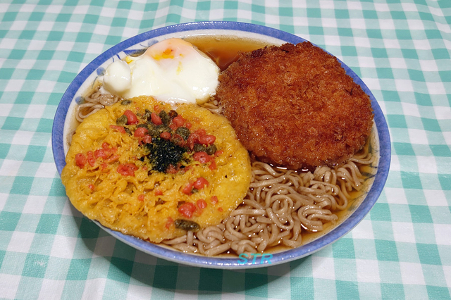 コロッケそばを食べる