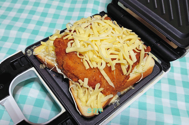 ホットサンドメーカーでファミチキサンドを作る