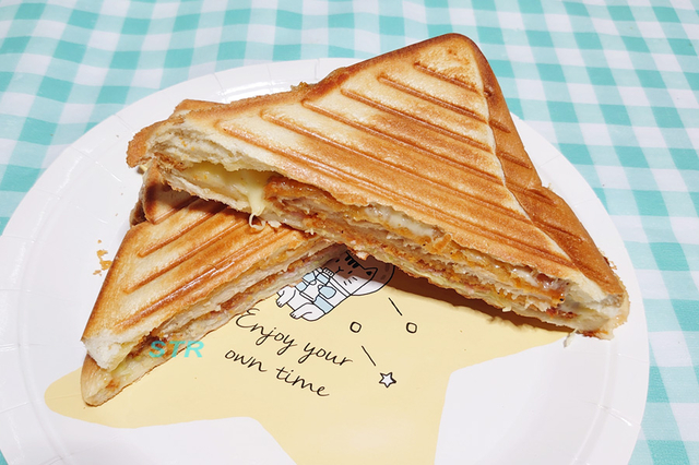 ホットサンドメーカーでファミチキサンドを作る