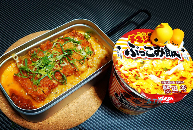 メスティンでファミチキとチキンラーメンぶっこみ飯の親子丼風を作る