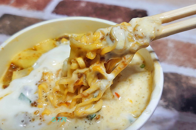 雪見カレーヌードルを作る