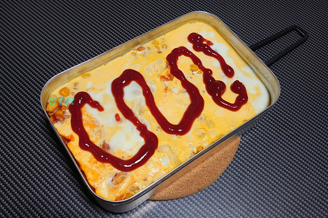 メスティンでコーンとコンビーフのオムライスを作る