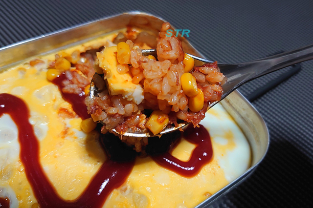 メスティンでコーンとコンビーフのオムライスを作る