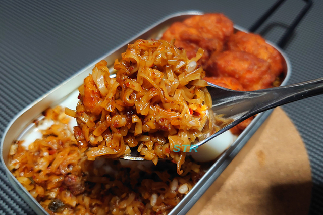 メスティンでカップヌードル辛麺飯を作る