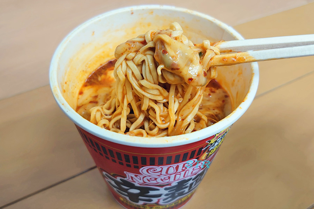 カップヌードル辛麺でチーズタッ辛麺を作る