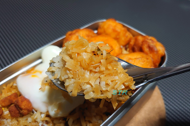 メスティンでカップヌードルカラアゲレモン飯を作る