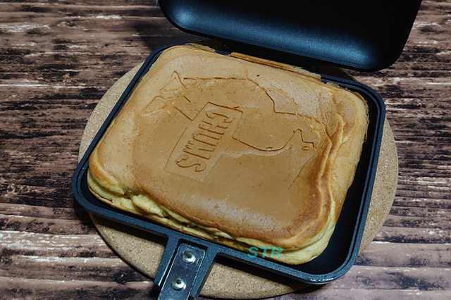 ホットサンドメーカーでプリンホットケーキを作る