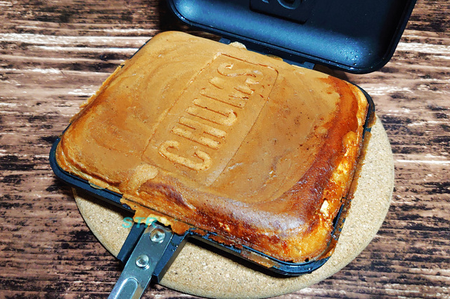 ホットサンドメーカーで苺ミルクショコラプリンホットケーキを作る