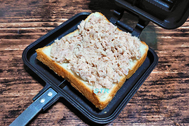 ホットサンドメーカーでツナマヨサンドを作る