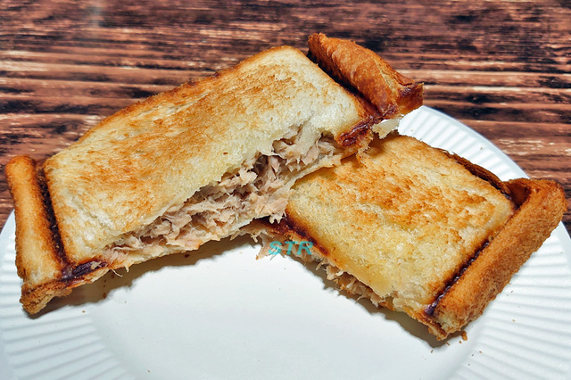 ホットサンドメーカーでツナマヨサンドを作る