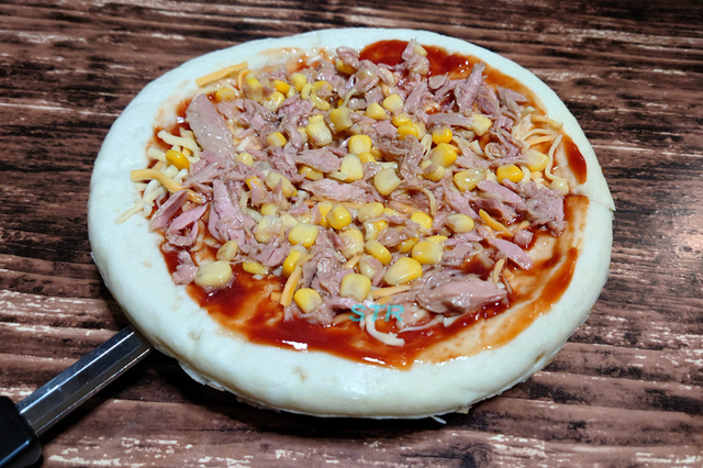 ホットサンドメーカーでツナコーンチーズチリトマトヌードルピザを作る