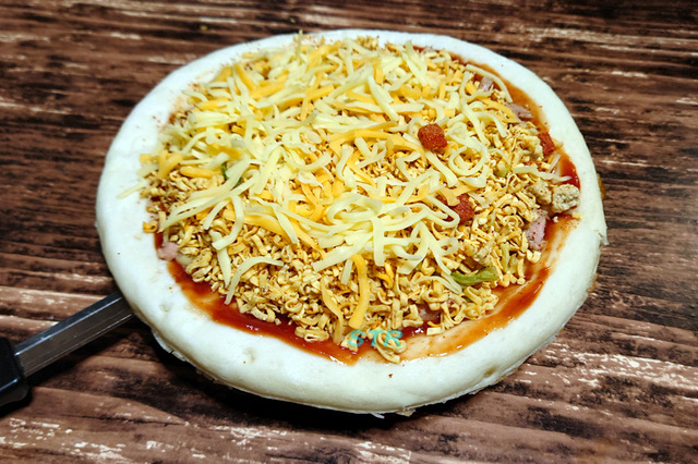 ホットサンドメーカーでツナコーンチーズチリトマトヌードルピザを作る
