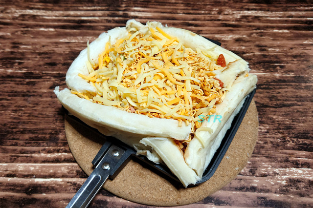 ホットサンドメーカーでツナコーンチーズチリトマトヌードルピザを作る