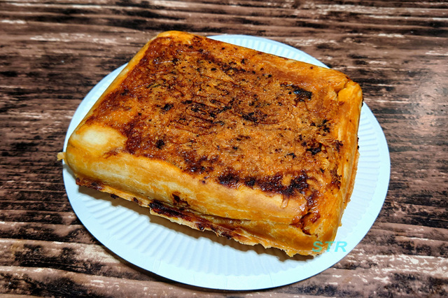 ホットサンドメーカーでツナコーンチーズチリトマトヌードルピザを作る