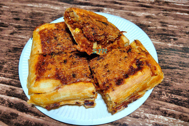 ホットサンドメーカーでツナコーンチーズチリトマトヌードルピザを作る