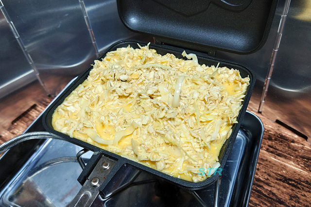 ホットサンドメーカーでそば入りオートミールお好み焼きを作る