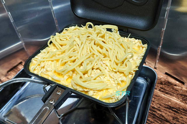 ホットサンドメーカーでそば入りオートミールお好み焼きを作る