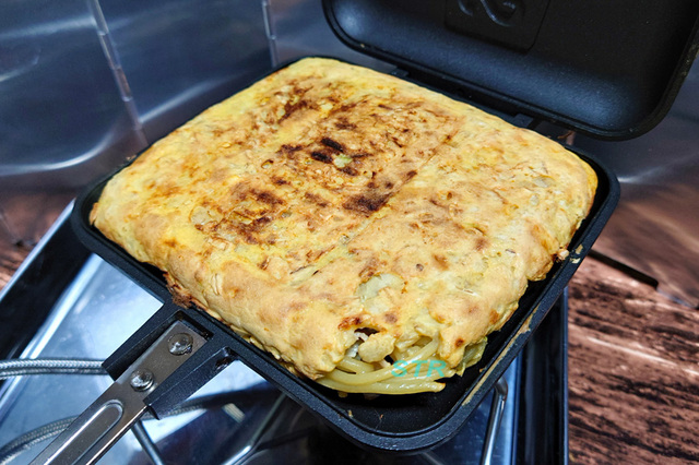 ホットサンドメーカーでそば入りオートミールお好み焼きを作る