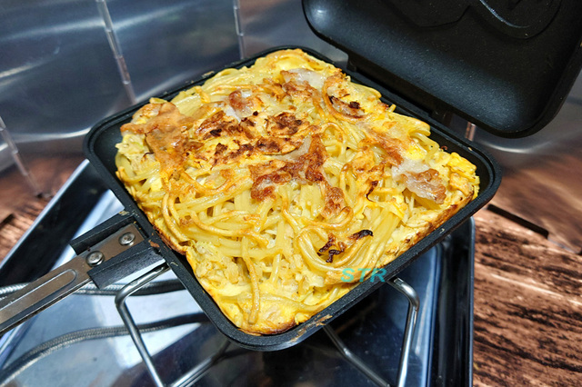 ホットサンドメーカーでそば入りオートミールお好み焼きを作る