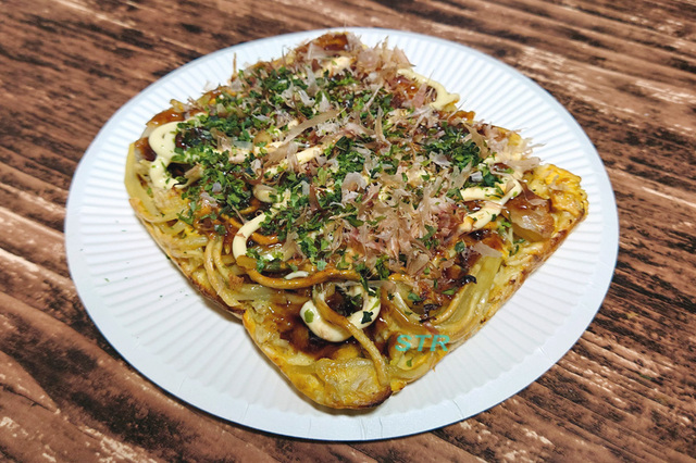 ホットサンドメーカーでそば入りオートミールお好み焼きを作る