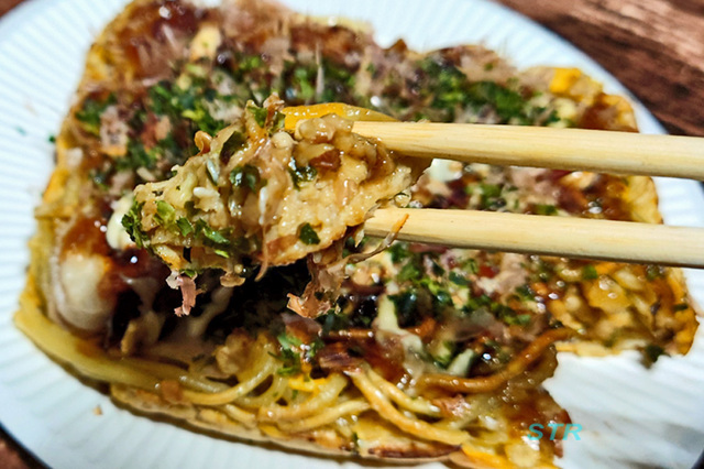 ホットサンドメーカーでそば入りオートミールお好み焼きを作る