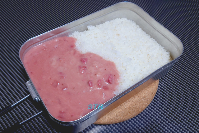 メスティンでレトルトカレー「いちごのカレーピンク」を作る