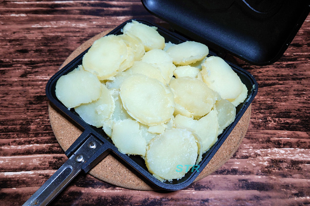 ホットサンドメーカーでめんたいチーズじゃがもちを作る