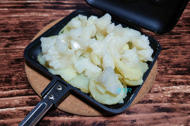 ホットサンドメーカーでめんたいチーズじゃがもちを作る
