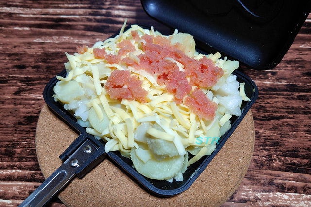 ホットサンドメーカーでめんたいチーズじゃがもちを作る