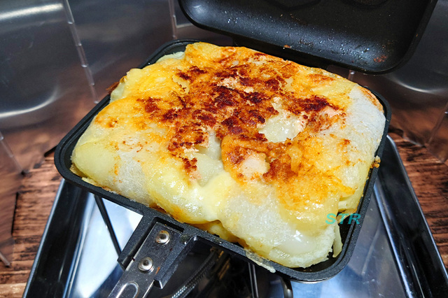 ホットサンドメーカーでめんたいチーズじゃがもちを作る
