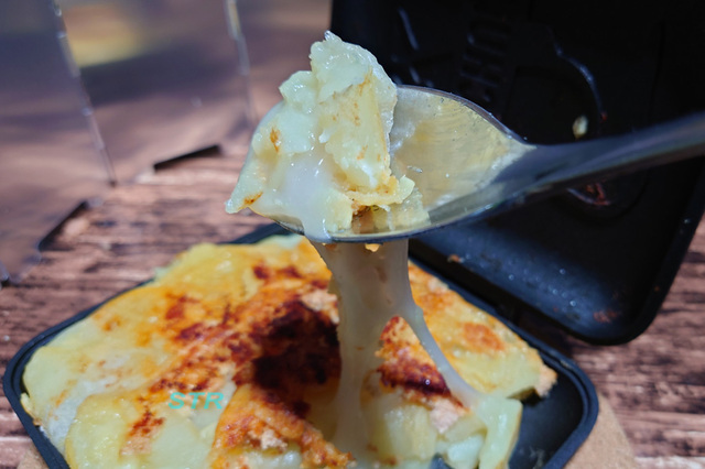 ホットサンドメーカーでめんたいチーズじゃがもちを作る