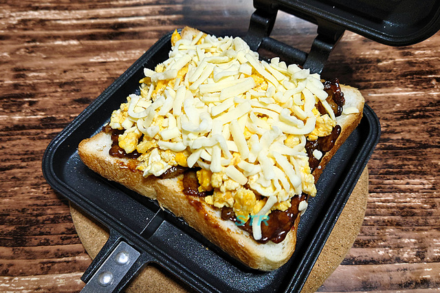 ホットサンドメーカーで豚バラたまごチーズサンドを作る
