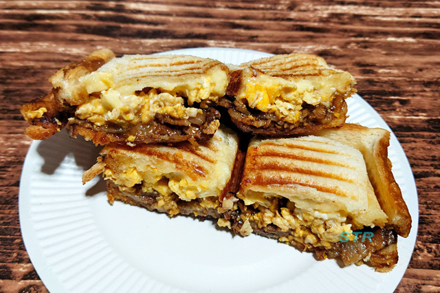 ホットサンドメーカーで豚バラたまごチーズサンドを作る