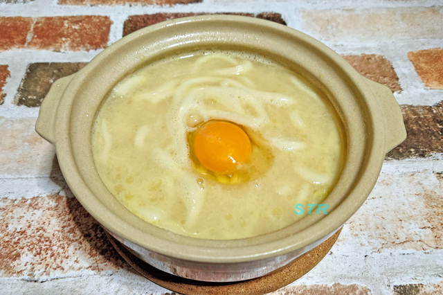 白菜とソーセージのチーズ鍋を作る