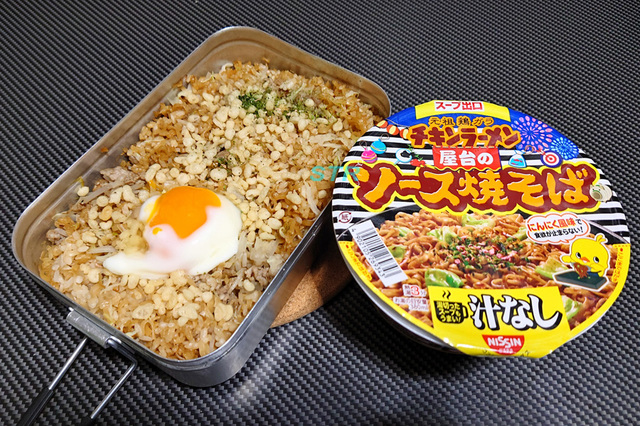 メスティンでチキンラーメンどんぶり屋台のソース焼そば飯を作る