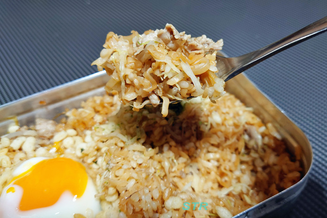 メスティンでチキンラーメンどんぶり屋台のソース焼そば飯を作る