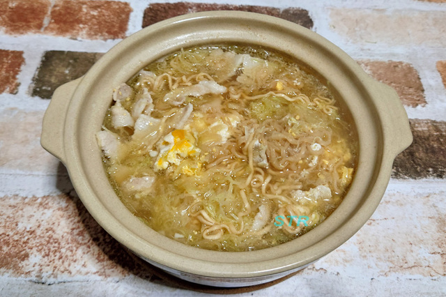 豚バラ肉と千切りキャベツのチキンラーメン鍋を作る
