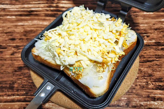 ホットサンドメーカーでキャベツたまごチーズ餅サンドを作る