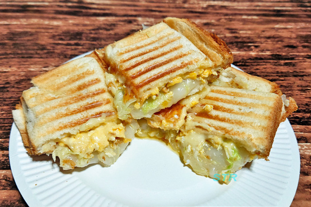 ホットサンドメーカーでキャベツたまごチーズ餅サンドを作る
