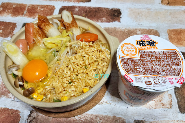 カップヌードル味噌鍋を作る
