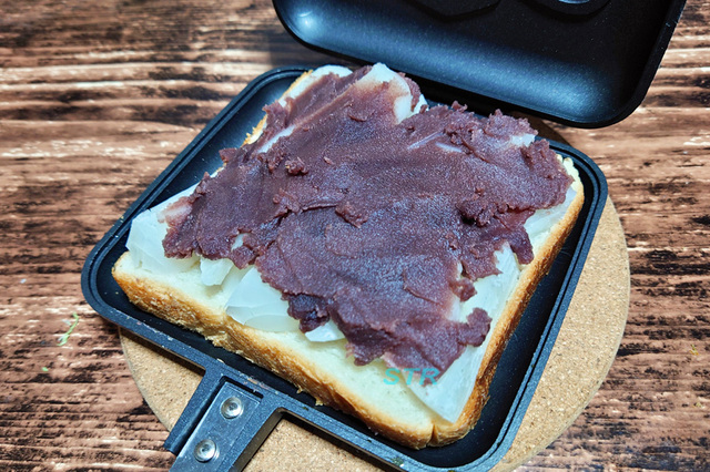 ホットサンドメーカーであん餅サンドを作る