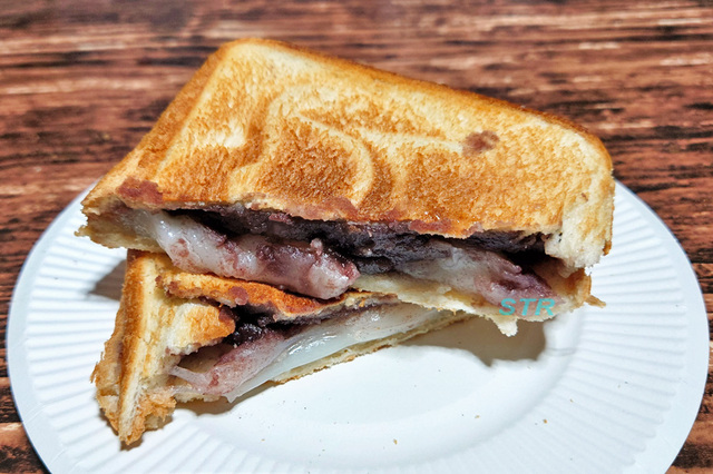ホットサンドメーカーであん餅サンドを作る