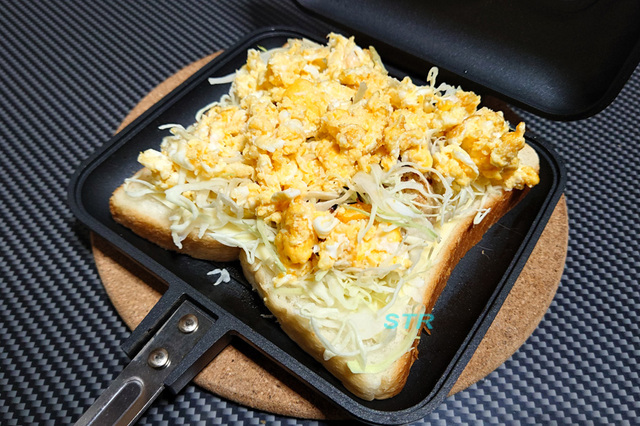 ホットサンドメーカーでハムカツキャベツたまごチーズサンドを作る