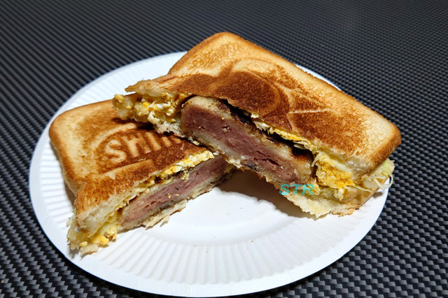ホットサンドメーカーでハムカツキャベツたまごチーズサンドを作る